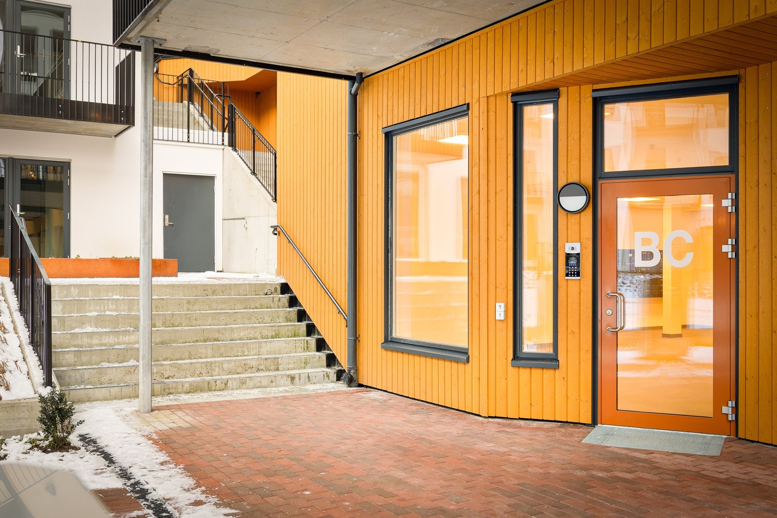 Velstelte fellesområder. Dørtelefon med kamera ved inngangspartiet. Galleribilde