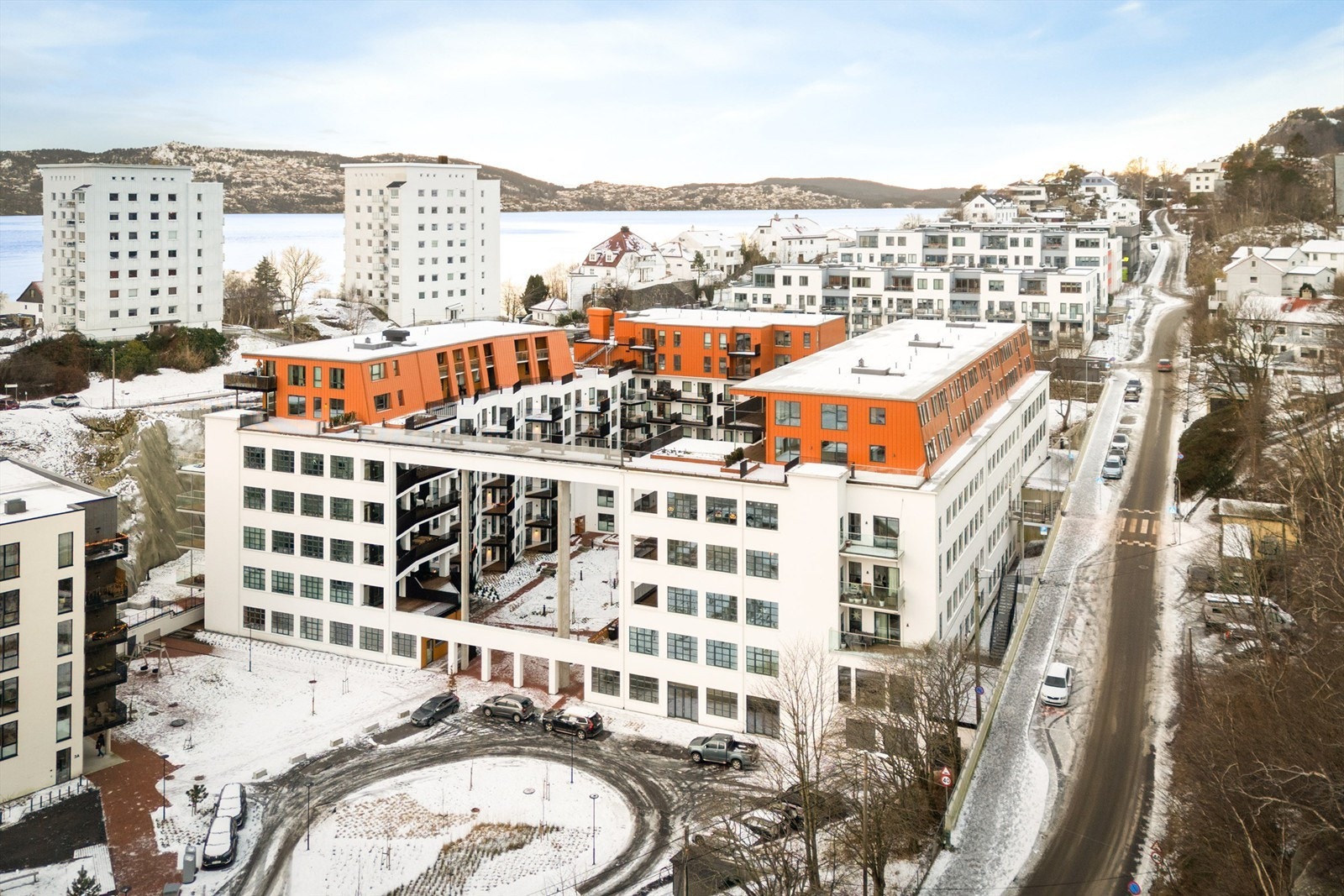 Flott arkitektonisk bygg som består av 178 leiligheter og 6 næringsseksjoner. Velkommen til visning. Husk påmelding! Galleribilde