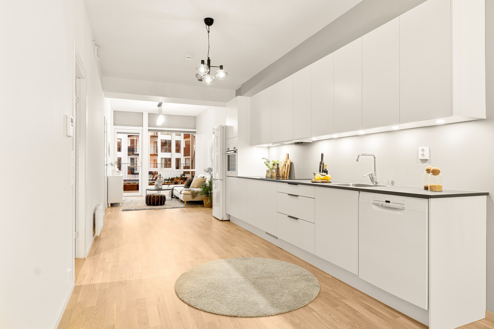 Kjøkkenet ligger fint plassert i tilknytning til stuen. Galleribilde