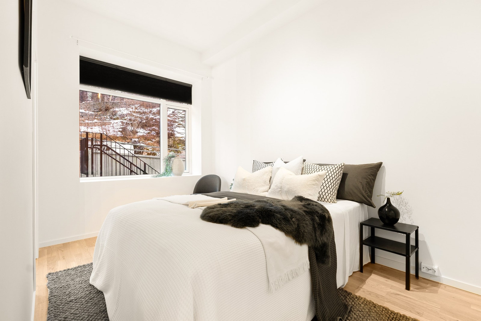 Rommet er av god størrelse med plass til dobbeltseng, garderobeskap og ønsket møblement. Galleribilde