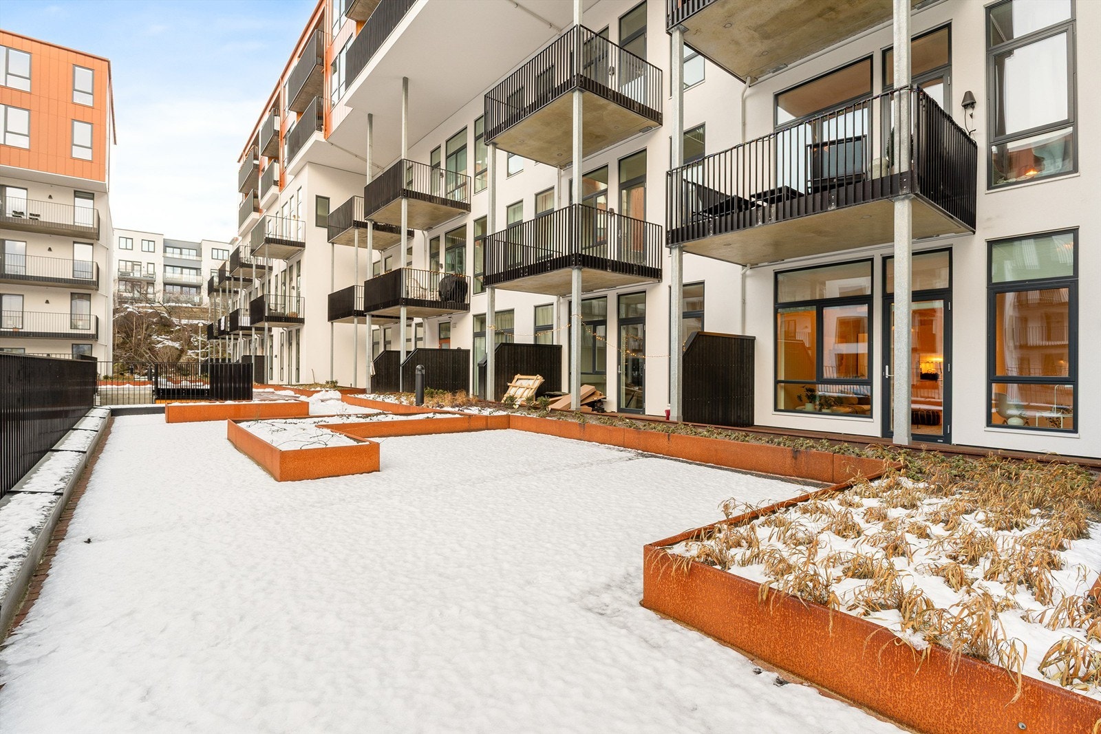Utgang fra stue til sørvestvendt terrasse på ca. 15 kvm med sol fra formiddag til kveld. Foto: Stian Indrehaug. Galleribilde