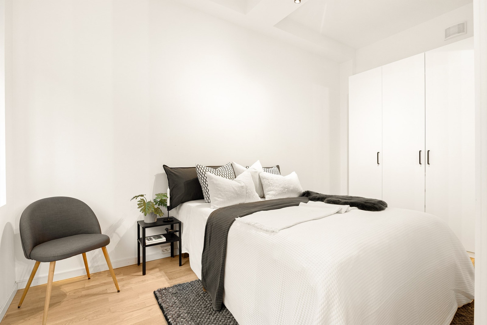 Garderobeskap medfølger. Galleribilde