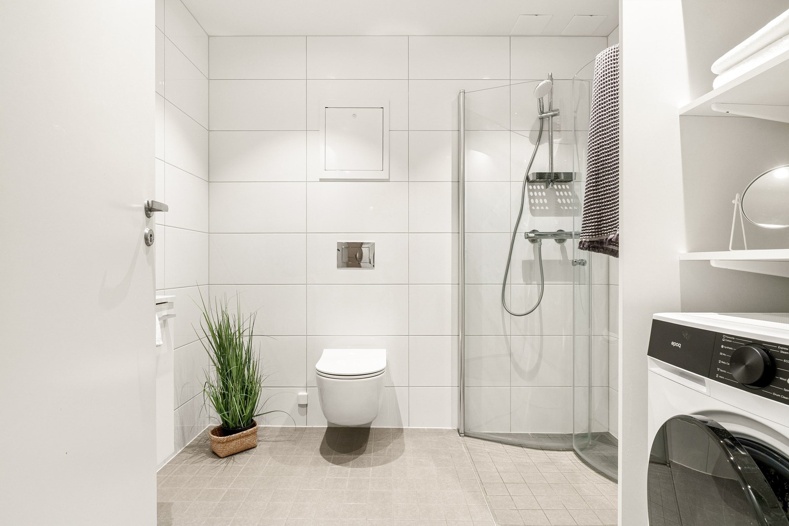 Tidløst helfliset bad med varmekabler i gulv og rør-i-rør system. Galleribilde