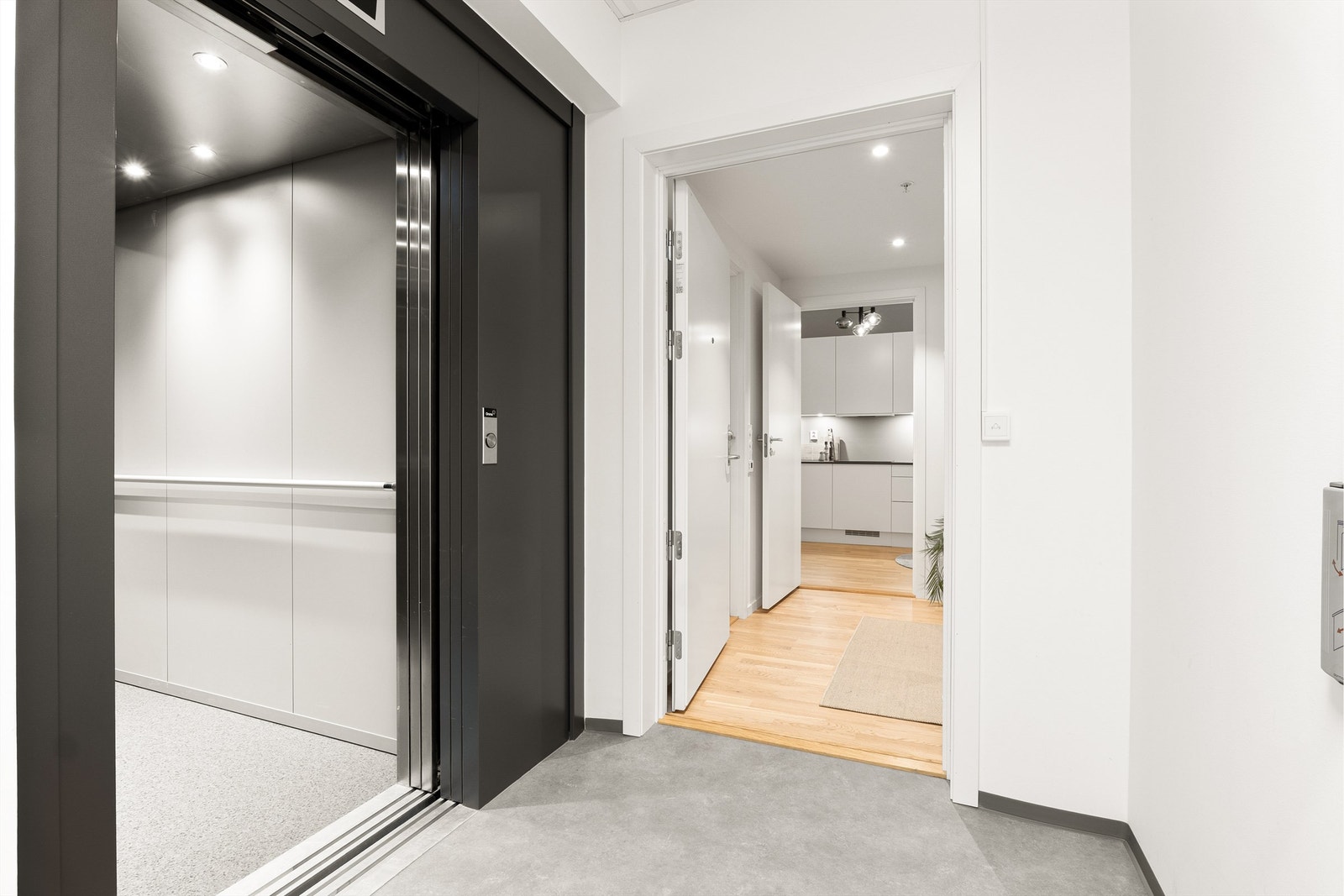 Enkel og trappefri adkomst via heis. Heisen kan man også ta direkte ned til u. etasjen hvor man finner sportsboden på ca. 5 kvm med gode oppbevaringsmuligheter. Galleribilde