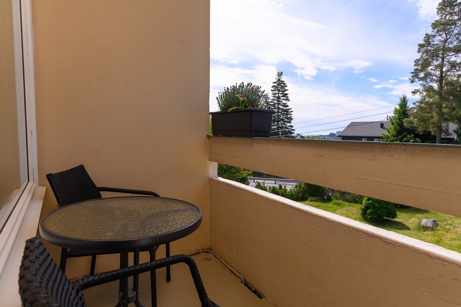 Trivelig balkong mot bakgården av bygget. Galleribilde