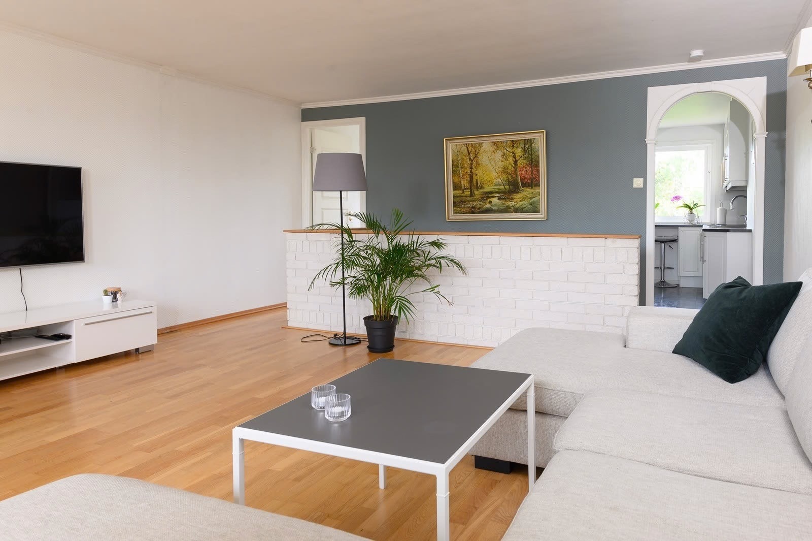 Fra stuen er det utgang til et moderne kjøkken med integrerte hvitevarer. Galleribilde