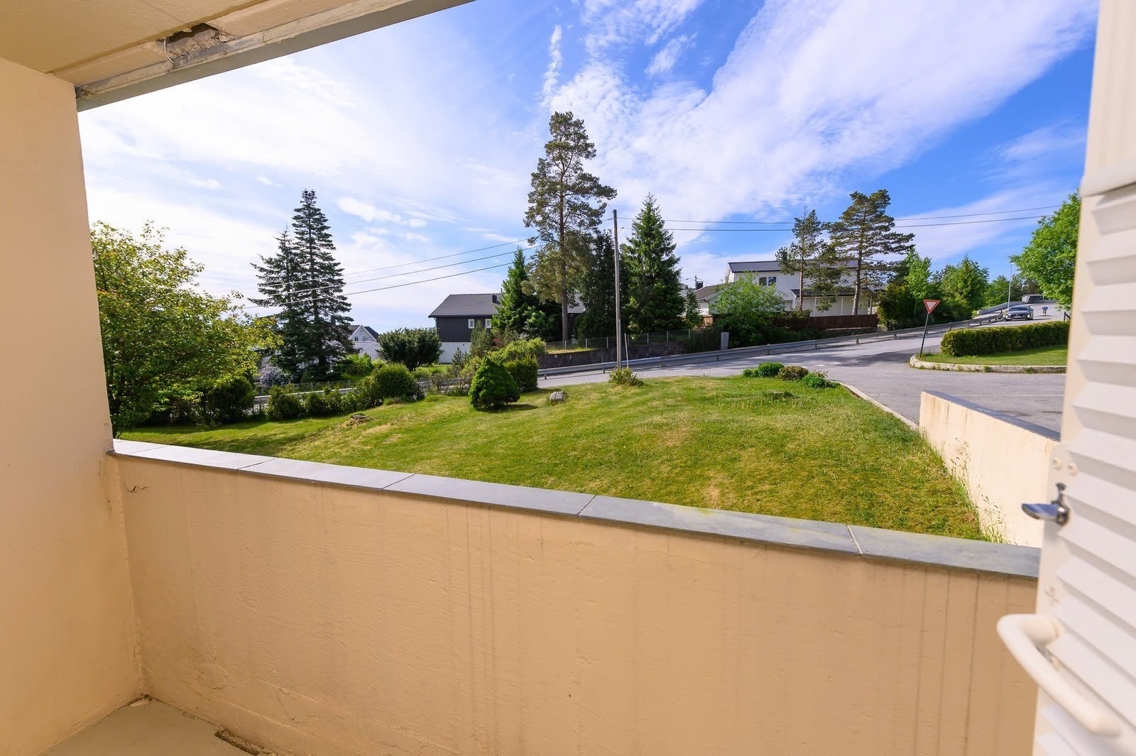 Fin balkong med utsikt over hagen og inngangspartiet. Galleribilde