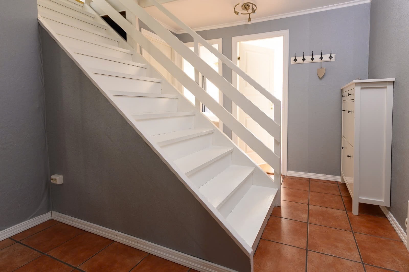 Trapp opp til 2. etasje til en stor stue med utgang til balkong. Galleribilde