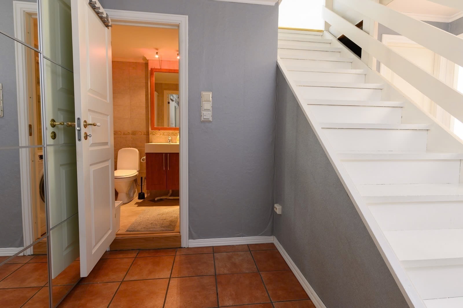 Gang med skyvedørsgarderobe integrert i veggen, god plass til å henge fra seg ytterklær og sko. Galleribilde