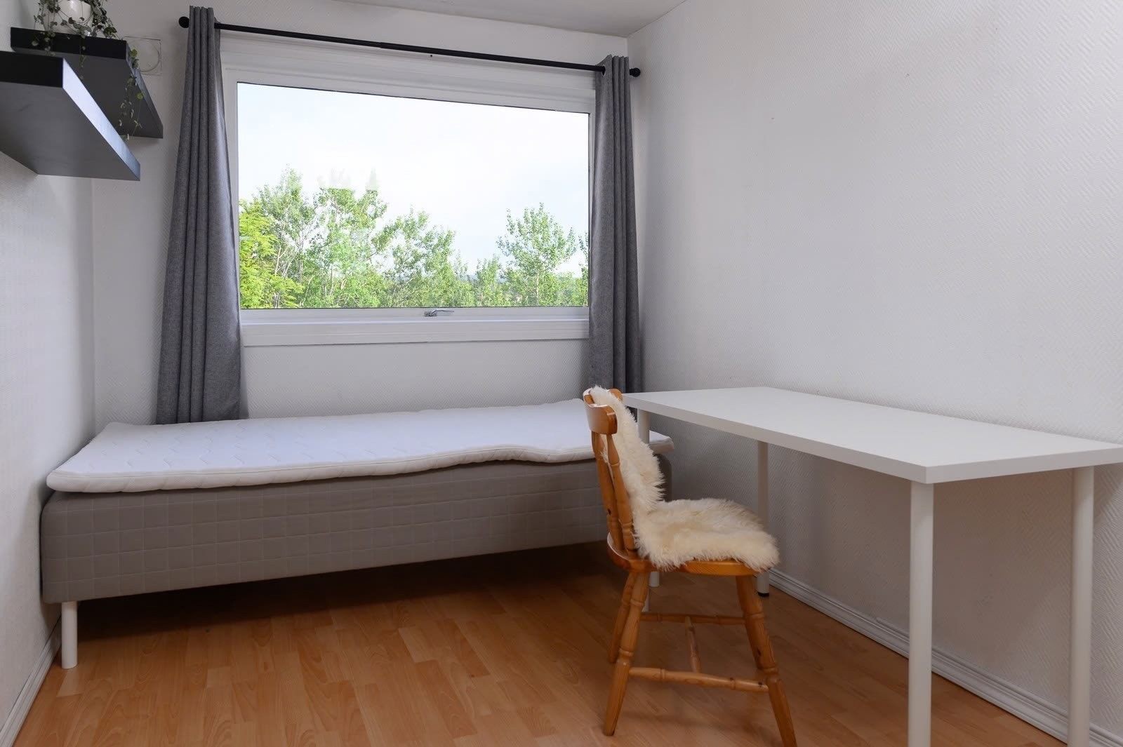 Soverom 1 - Dette soverommet er plassert i 2. etasje og innredet med seng og garderobeskap. Galleribilde