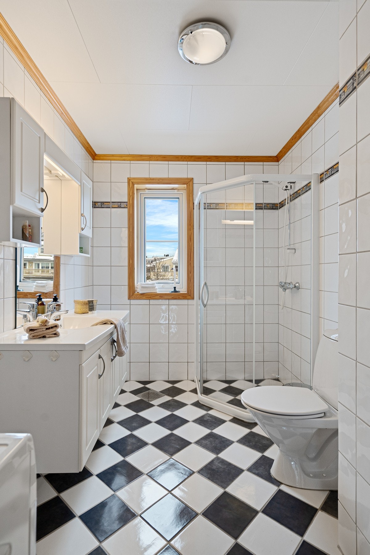 Badet i hovedleiligheten er flislagt og utstyrt med varmekabler i gulv, noe som gir god komfort. Galleribilde