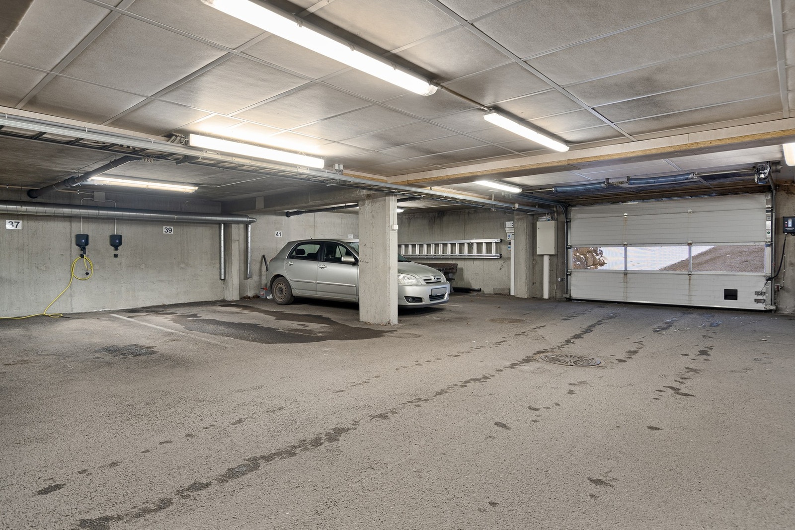 Det medfølger en biloppstillingsplass i felles garasjeanlegg følger leiligheten. Galleribilde