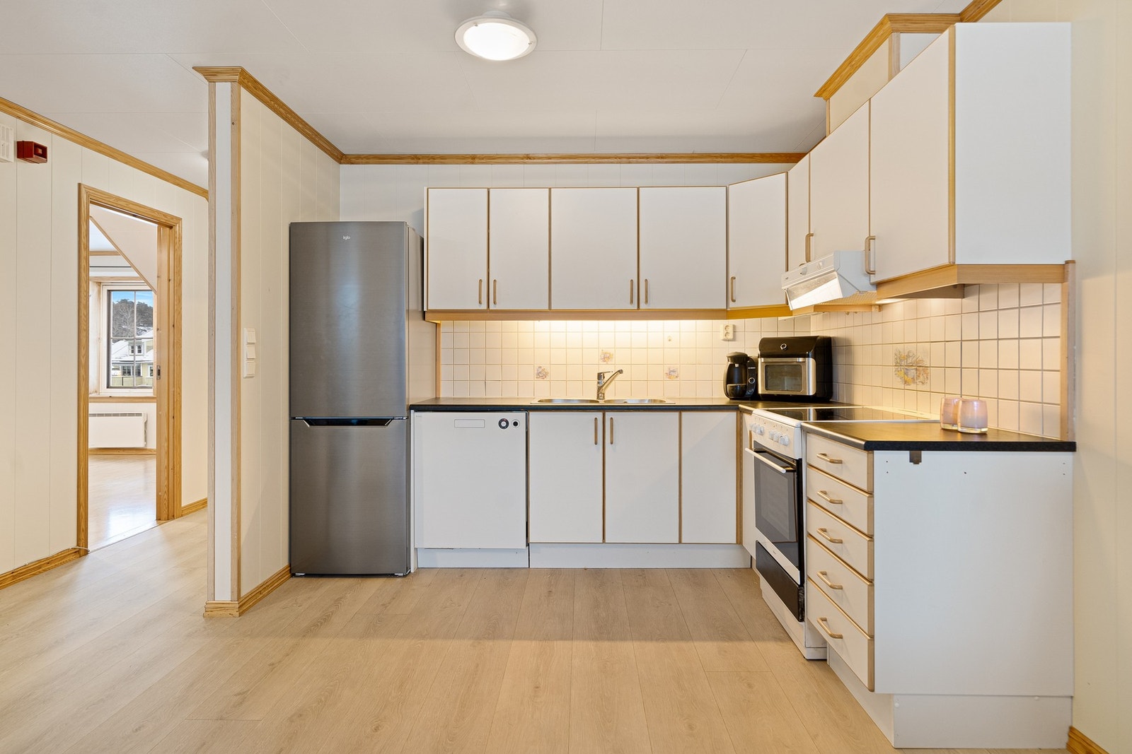 Kjøkkenet har tilsvarende innredning og hvitevarer, og er godt tilpasset utleie eller privat bruk. Galleribilde