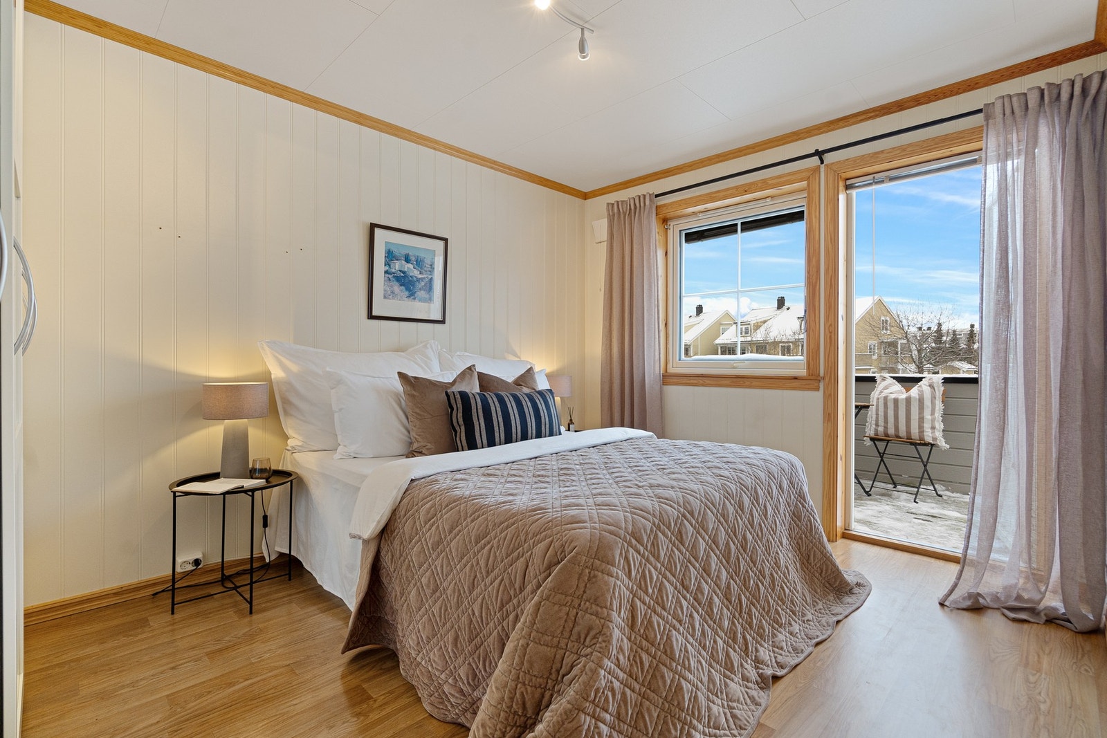 Hovedsoverommet har utgang til egen balkong, noe som gir en ekstra følelse av privatliv og komfort. Galleribilde