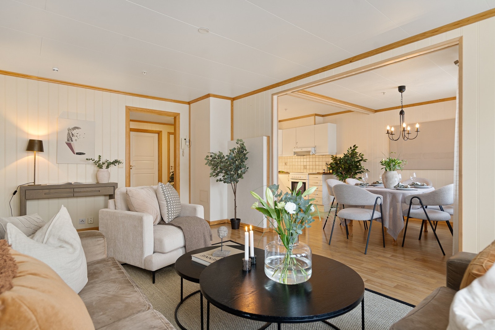 Her strømmer lyset inn gjennom vindusflater og balkongdør, og gir rommet et åpent og luftig preg. Galleribilde