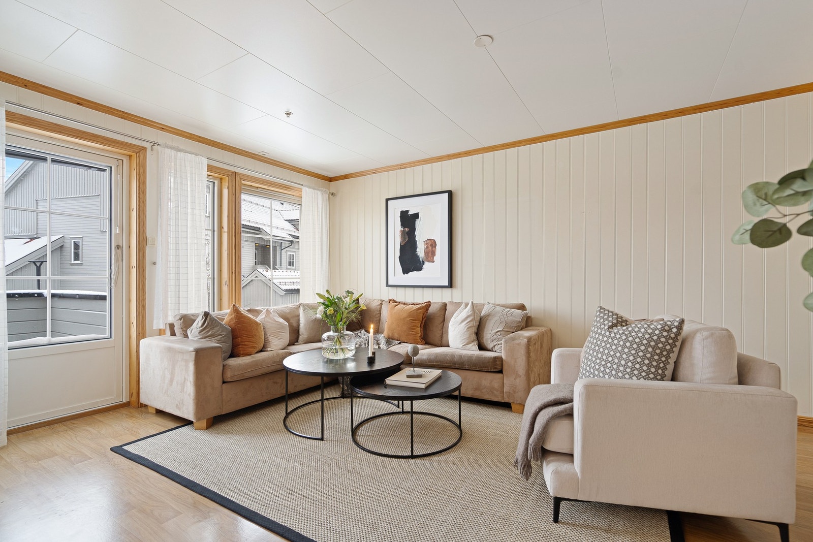 Leiligheten ønsker deg velkommen med en gjennomført og trivelig atmosfære, hvor planløsningen er godt tilpasset både hverdagsliv og sosiale sammenkomster. Galleribilde