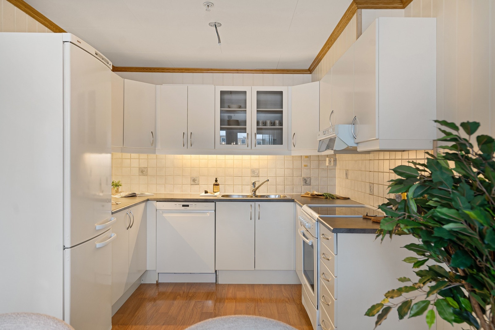 Kjøkkenet ligger i tilknytning til stuen og har en praktisk og funksjonell utforming. Galleribilde