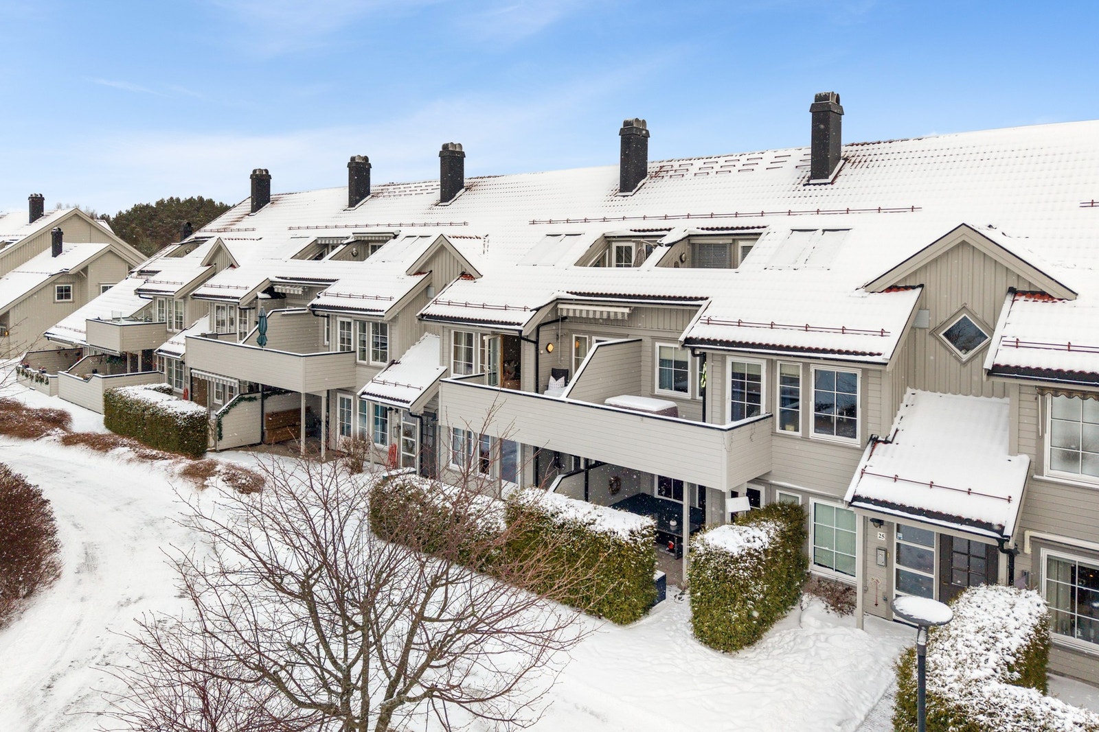 Eiendommen ligger i et veletablert og etterspurt boområde med rolige, solrike omgivelser. Her bor du tilbaketrukket og fredelig, samtidig som du har kort vei til alt du trenger i hverdagen. Området er kjent for sin gode trivsel og passer like godt for bar Galleribilde