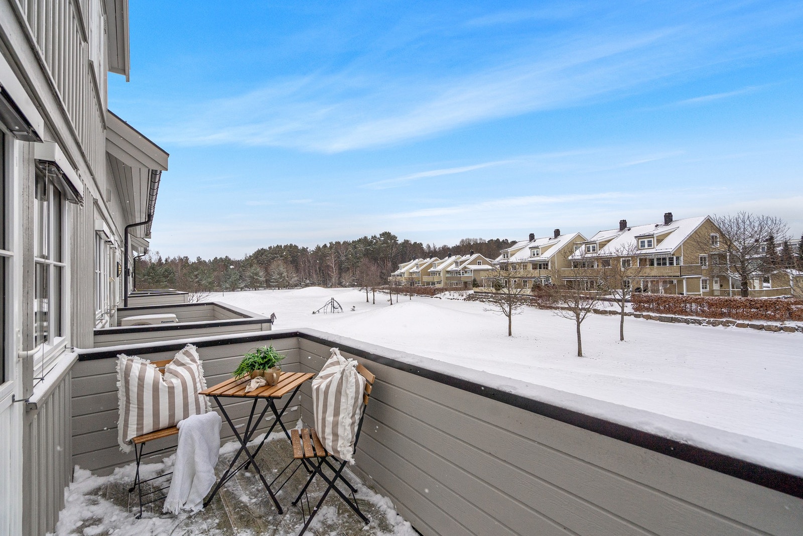 Fra hovedsoverommet er det utgang til leilighetens andre balkoing. Nydelig plass for morgenkaffen. Galleribilde