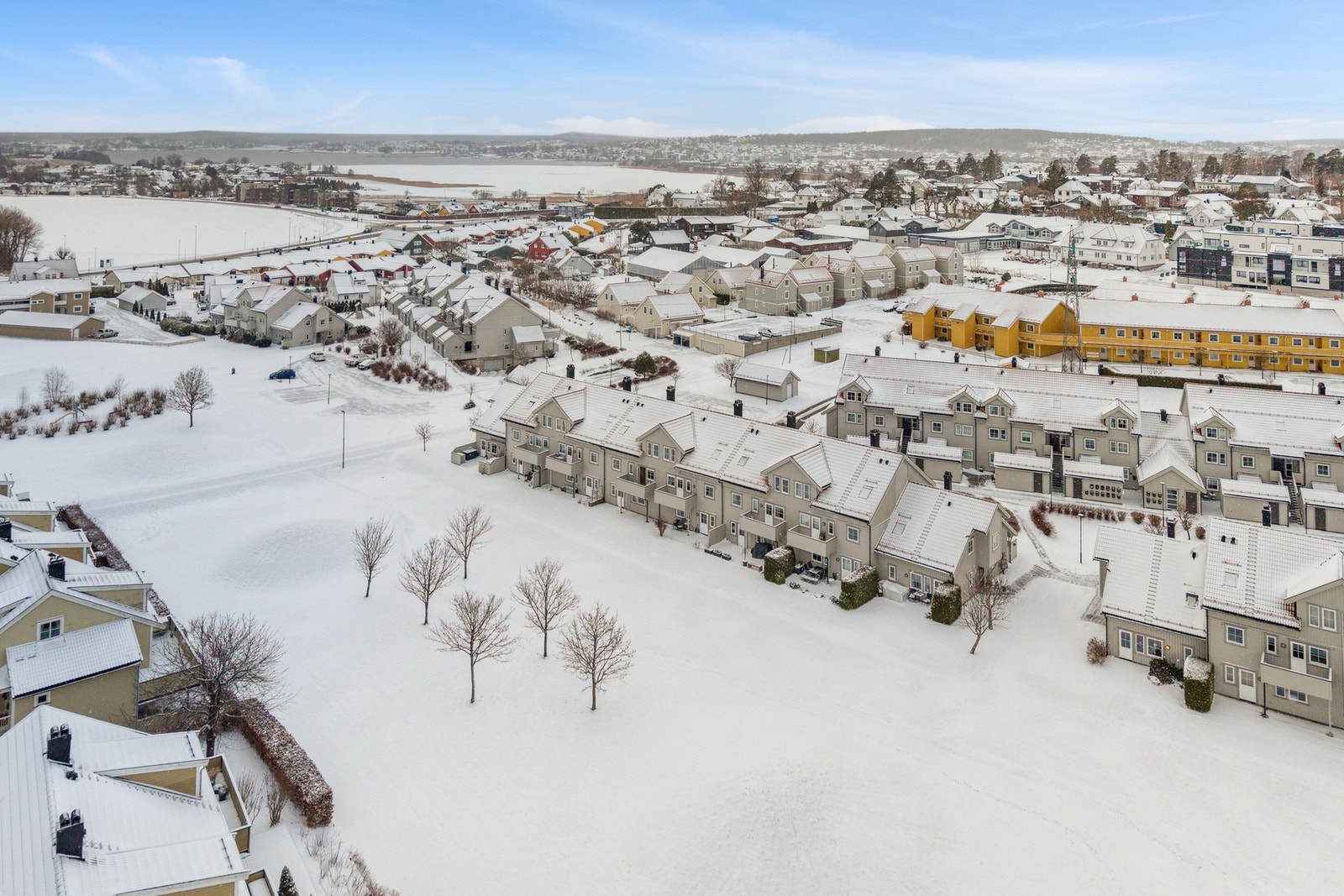 I nærområdet finner du Olsrød Park med dagligvarebutikk, treningssenter med basseng, lege- og helsesenter, apotek og øvrige servicetilbud. Det er også kort vei til Tolvsrød, med blant annet Meny, kjøpesenter og et bredt utvalg av butikker og tjenester. Galleribilde