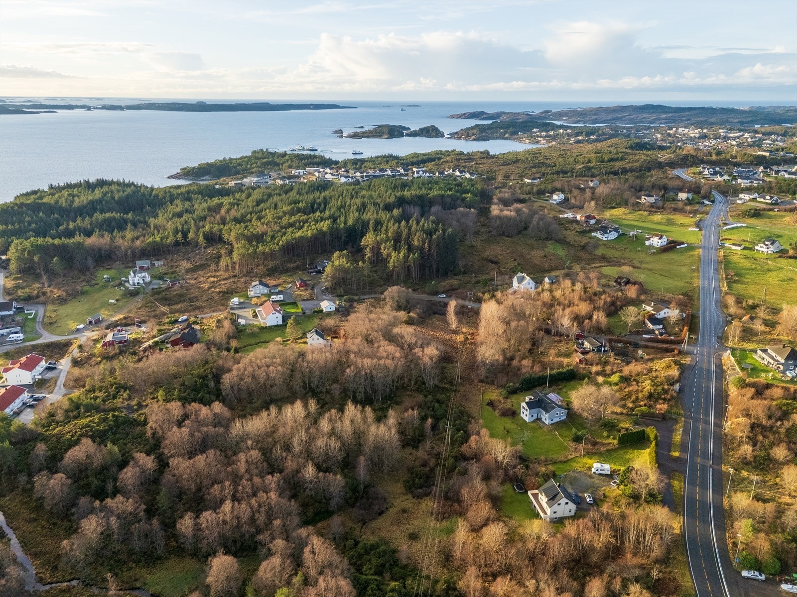 Beliggenheten er attraktiv for både barnefamilier og friluftsinteresserte, med en fin balanse mellom landlige omgivelser og god tilgjengelighet. Galleribilde
