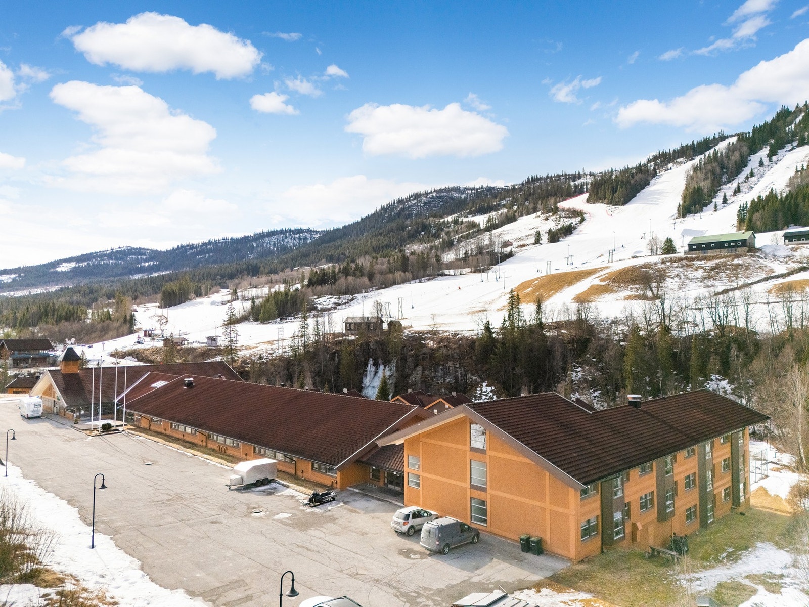 Ål skisenter tilbyr slalåmbakker for hele familien, samt mulighet for å ta fjellheisen til toppen for å gå på langrennsski innover fjellet. Galleribilde