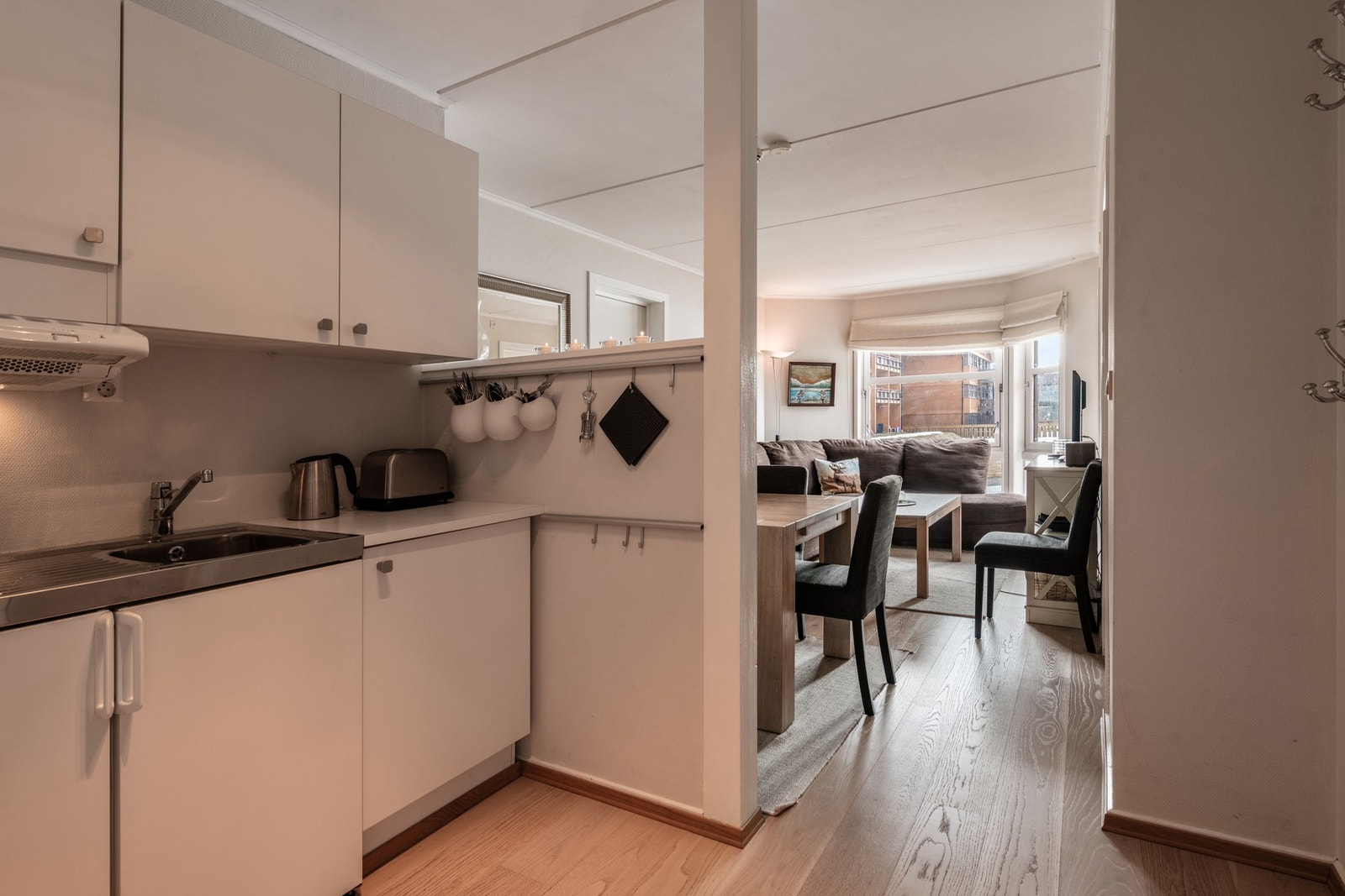 Kjøkkeninnredning med over- og underskap. Galleribilde