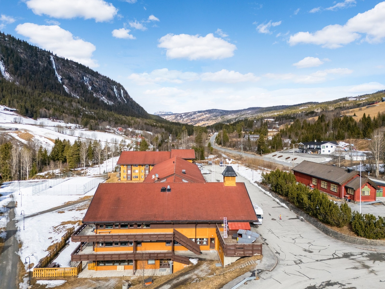 Sameiet har fasiliteter som innendørs badebasseng, badstue, boblebad, biljard, Hallingdals eneste squashbane, bordtennis, treningsrom, utvendig tennisbane , lekerom og ungdomsrom. Galleribilde