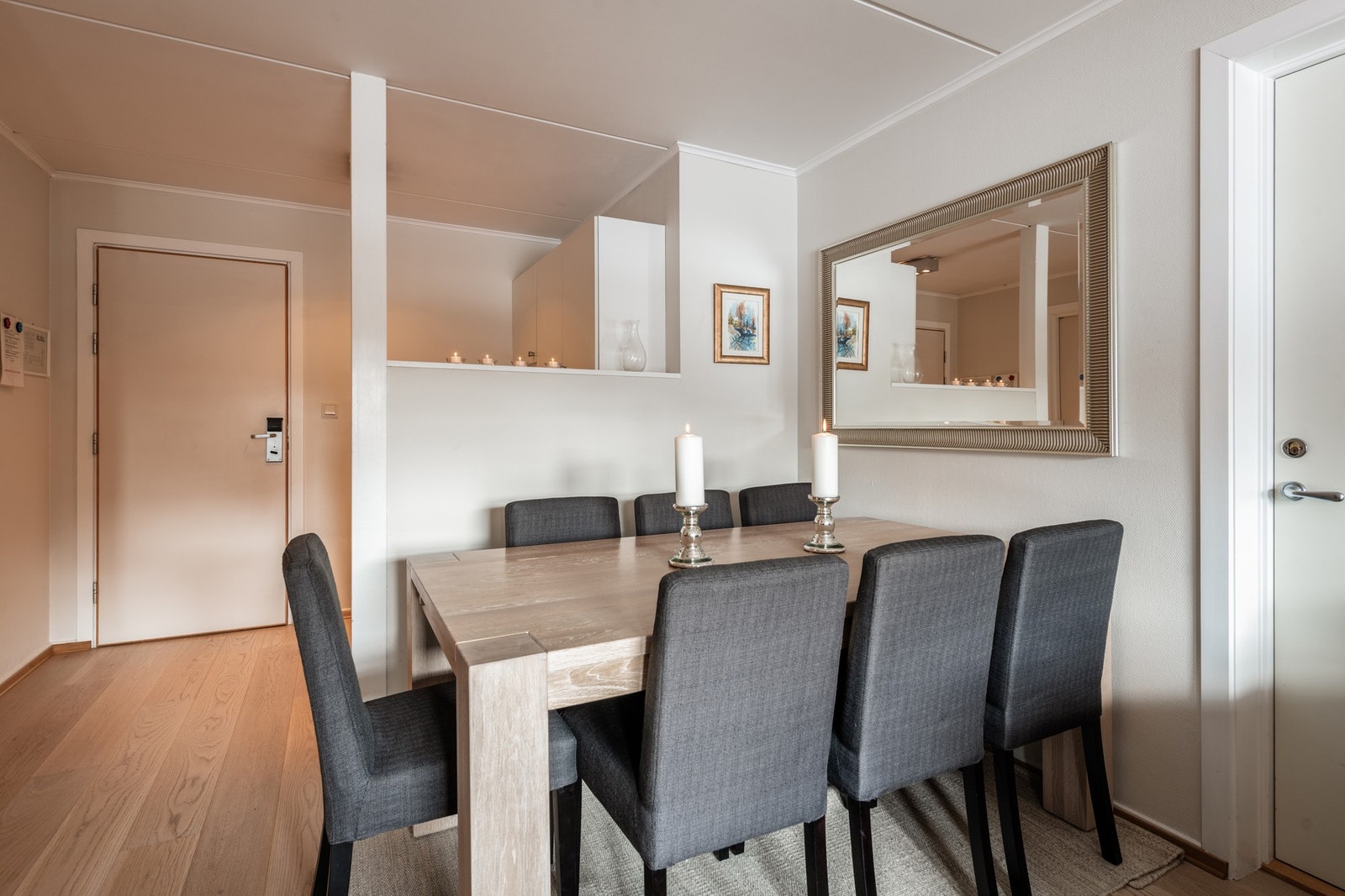 Kjøkken er dels adskilt fra stuen med en halvvegg. Galleribilde