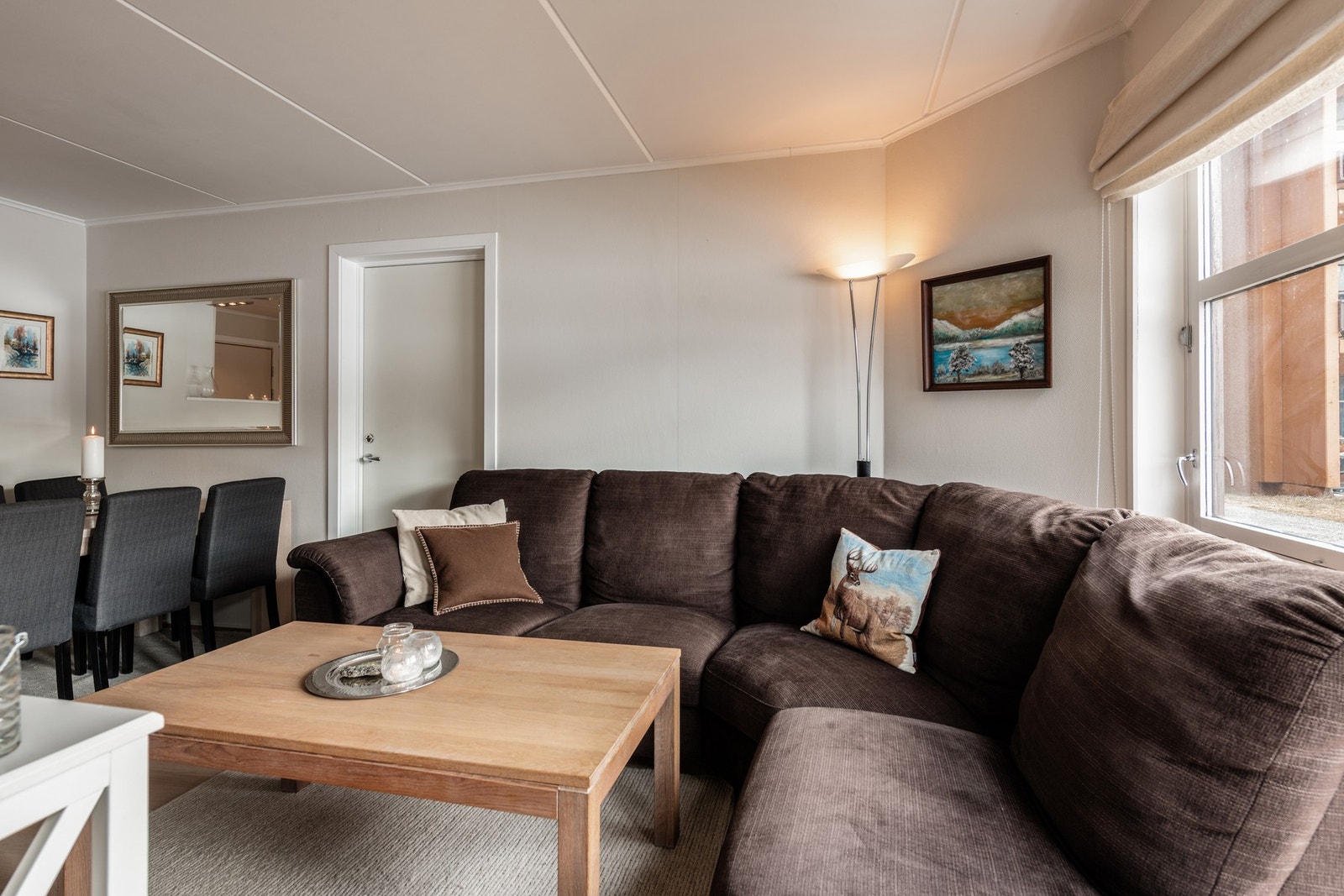 Stue, spisestue og kjøkken i åpen og sosial løsning. Galleribilde