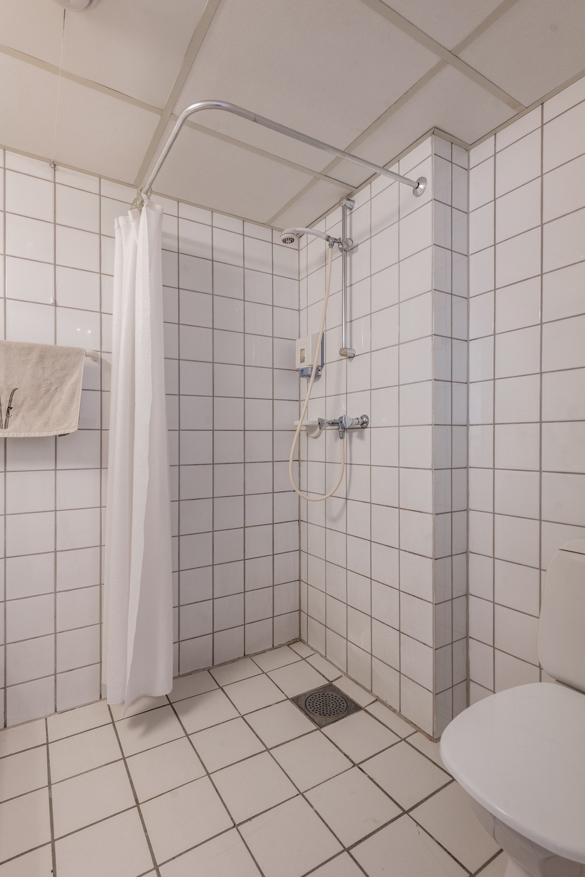 Badet har flislagte overflater. Galleribilde