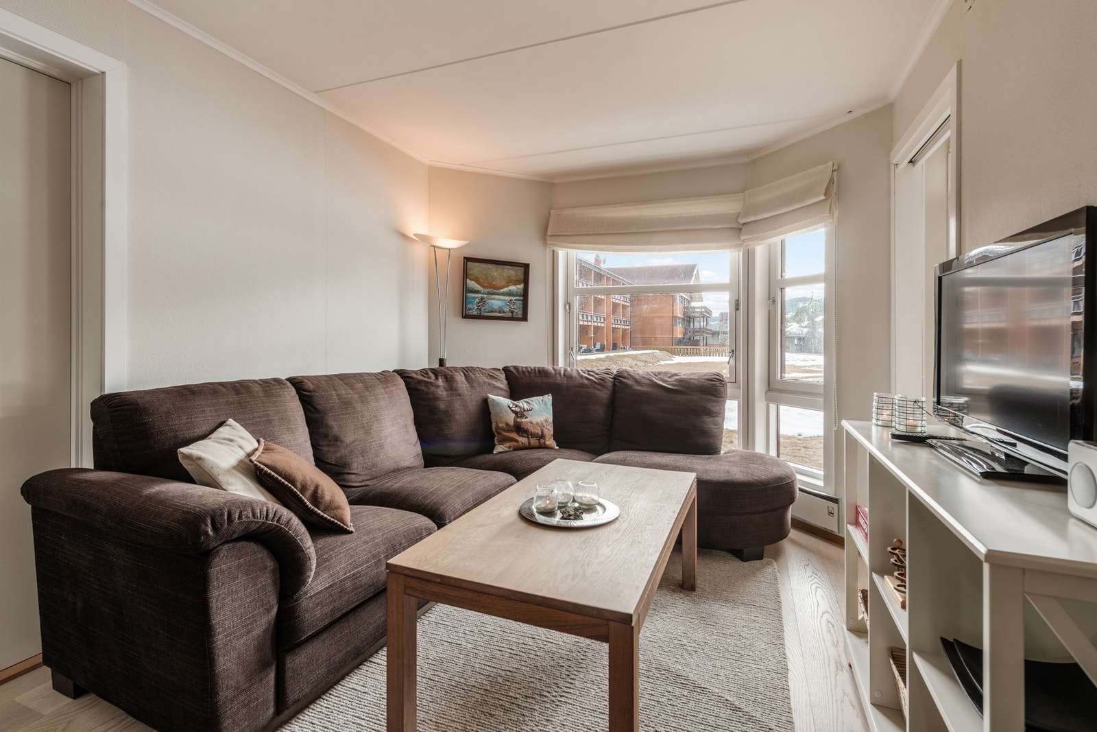 Velkommen inn! Koselig stue med lyse overflater og store vindusflater. Galleribilde