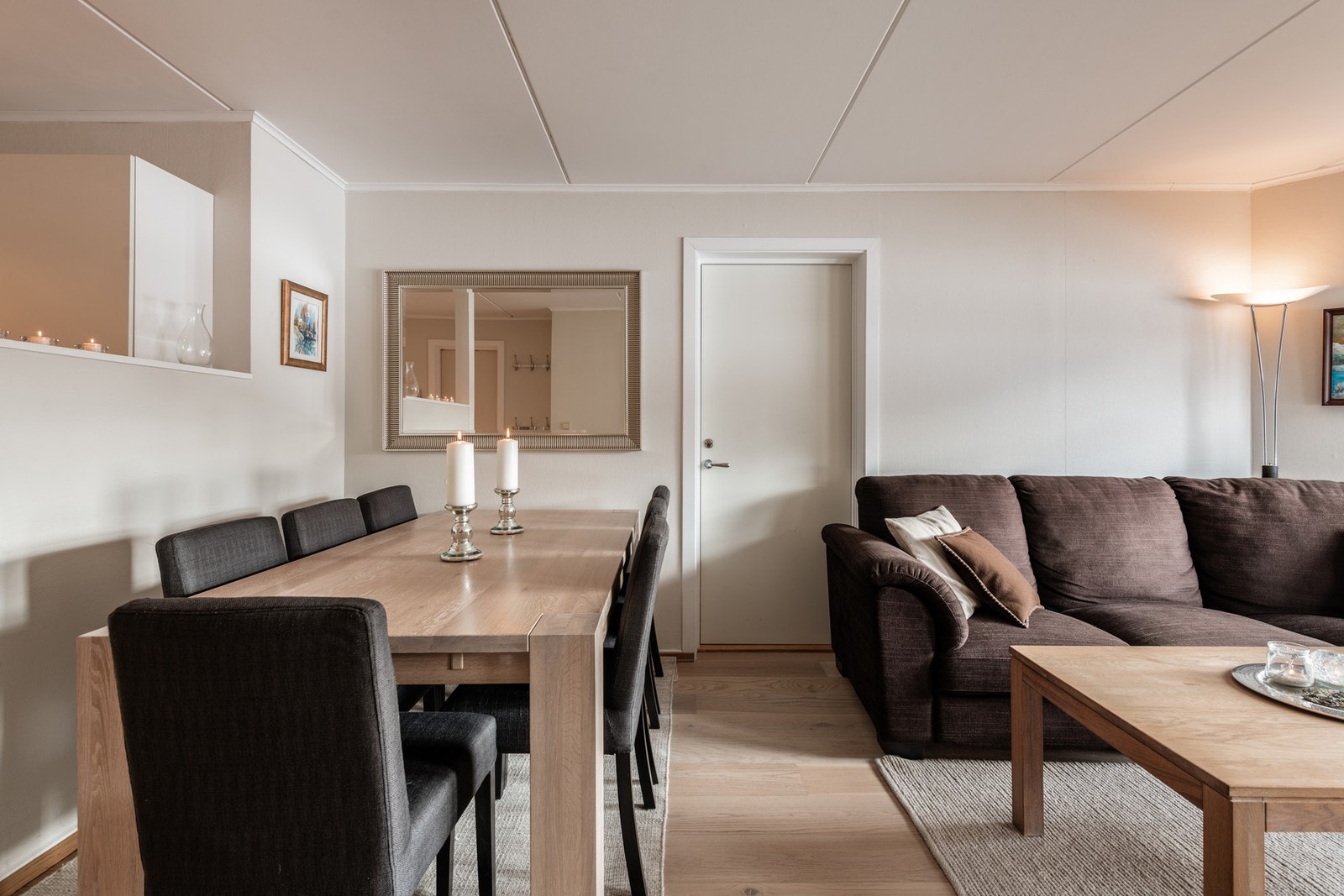 Plass for spisegruppe og salong. Galleribilde