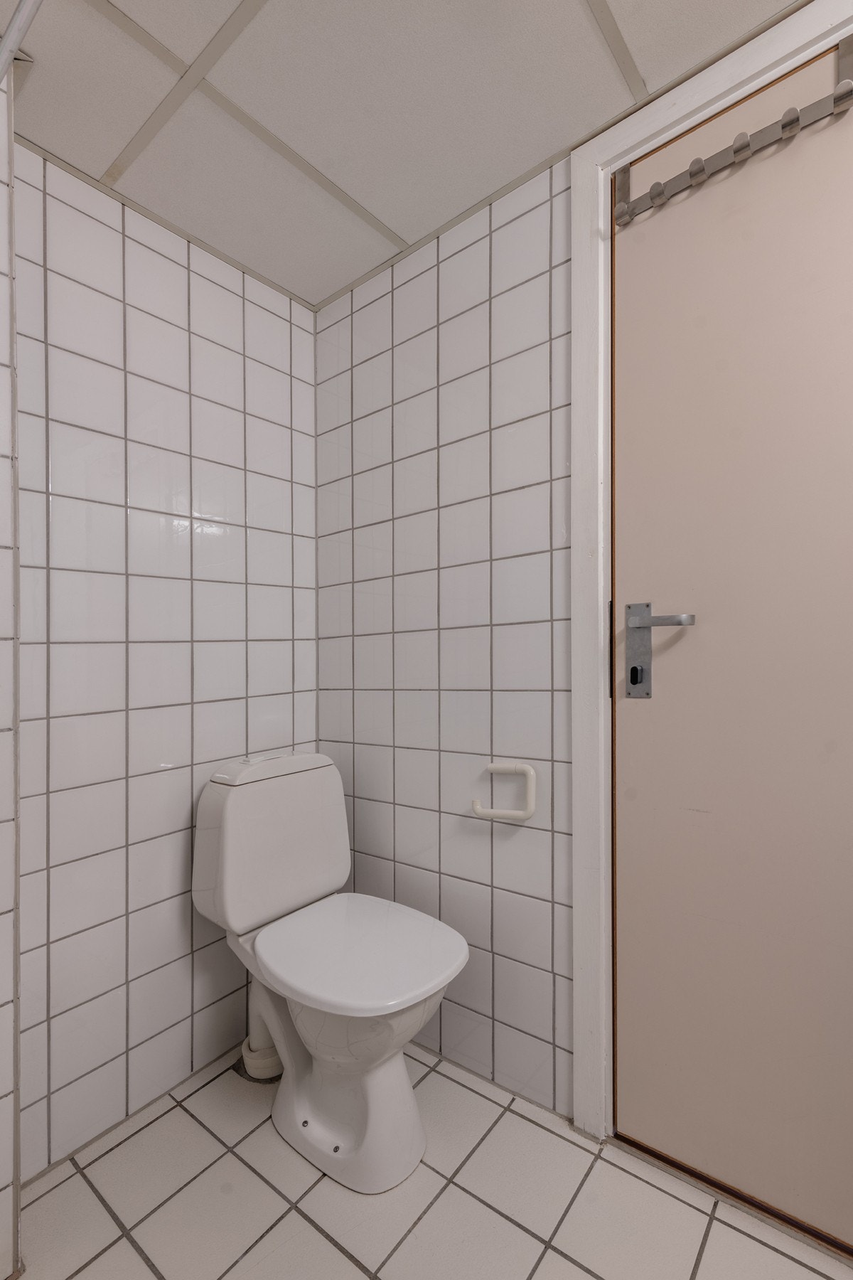 Toalett, servant og dusj med forheng. Galleribilde