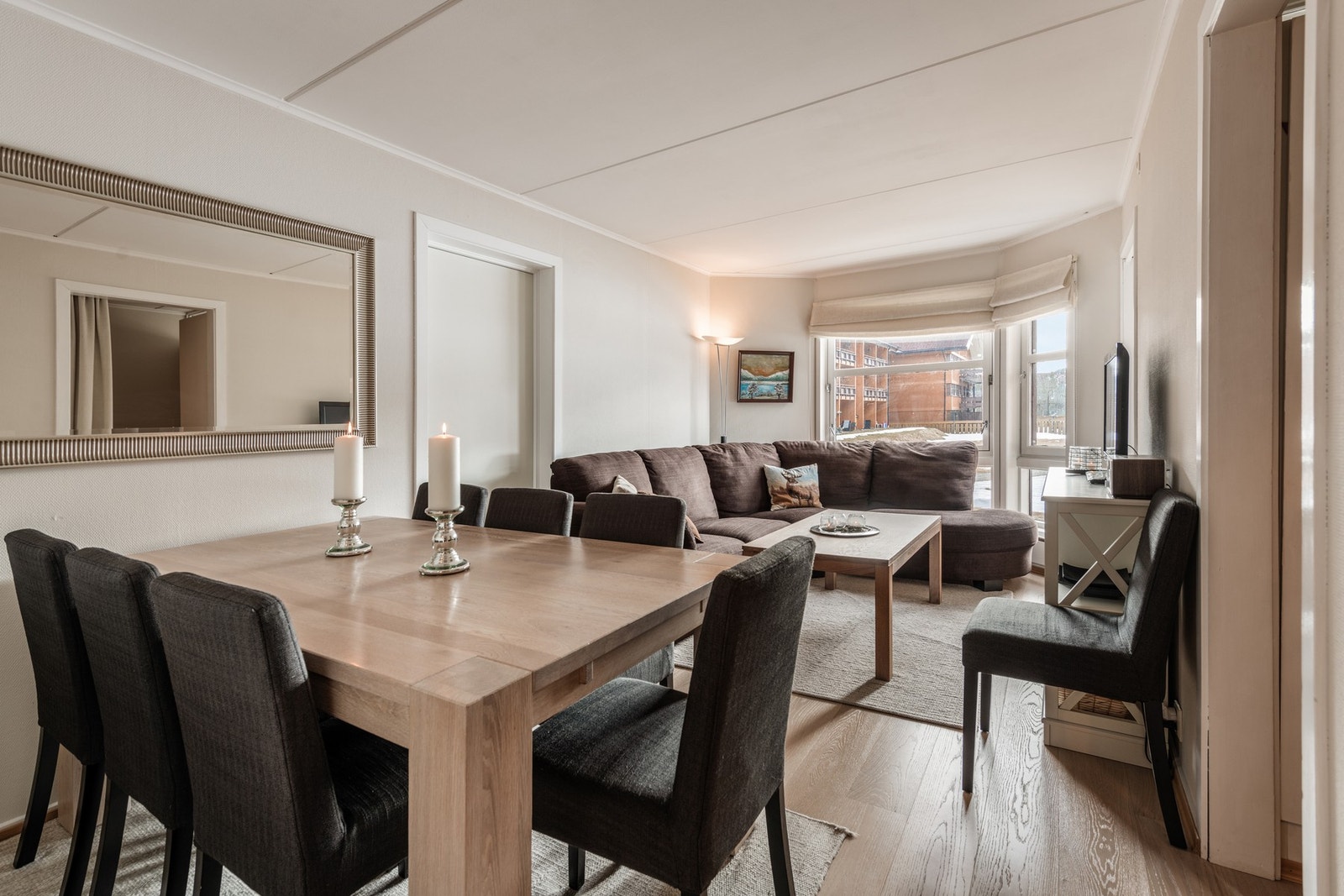 Malt strie på vegger, og laminatgulv. Galleribilde