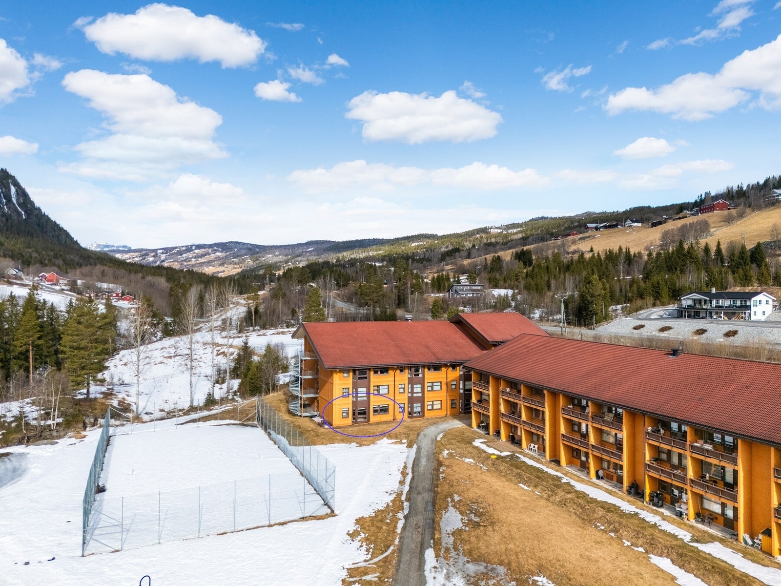 Leiligheten har også tilgang til felles basseng, badstuer, squash-hall, treningsrom, utendørs tennisbane m.m. Galleribilde