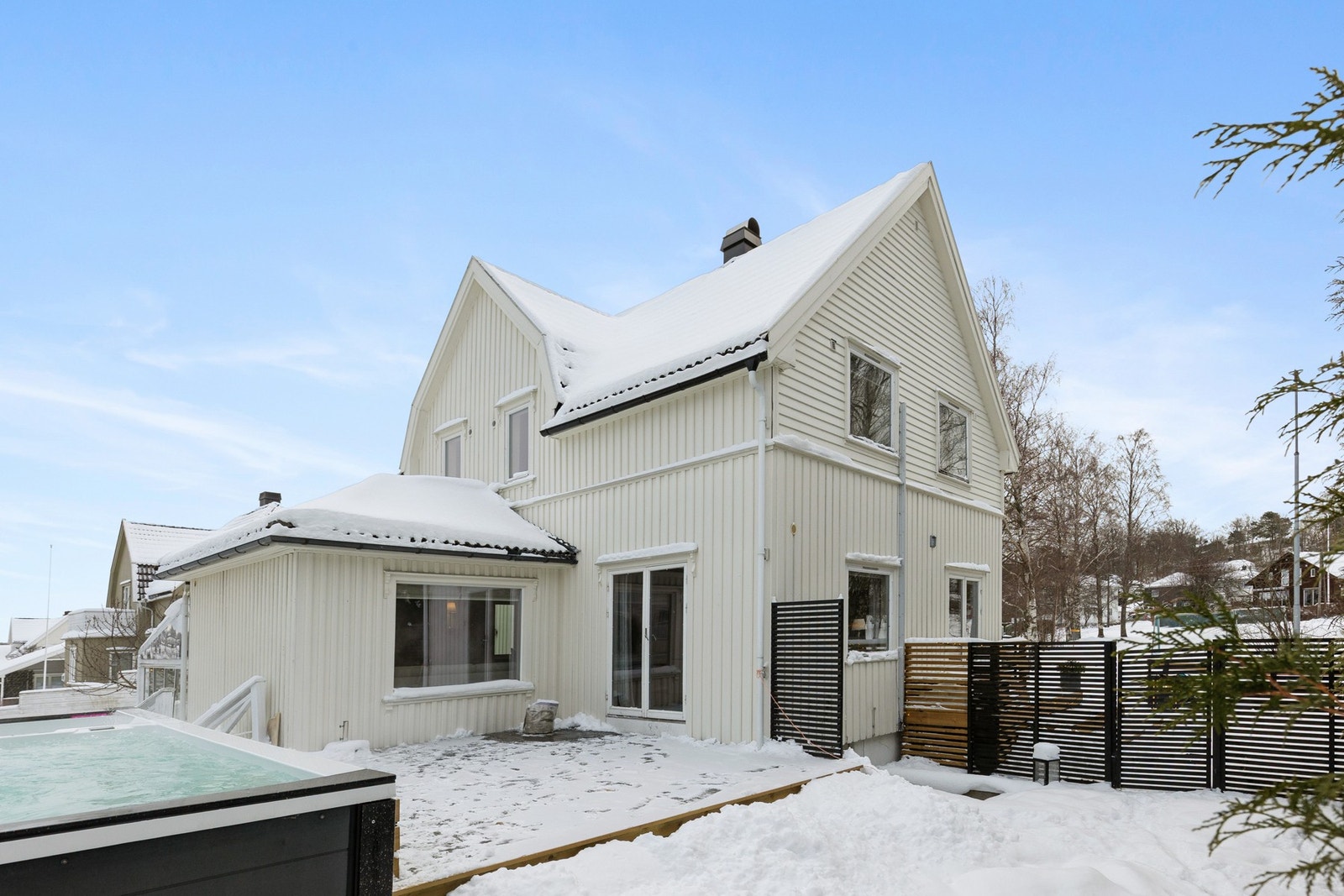 Skjermet bakside med terrasse og god plass til utemøbler - sol store deler av dagen. Galleribilde