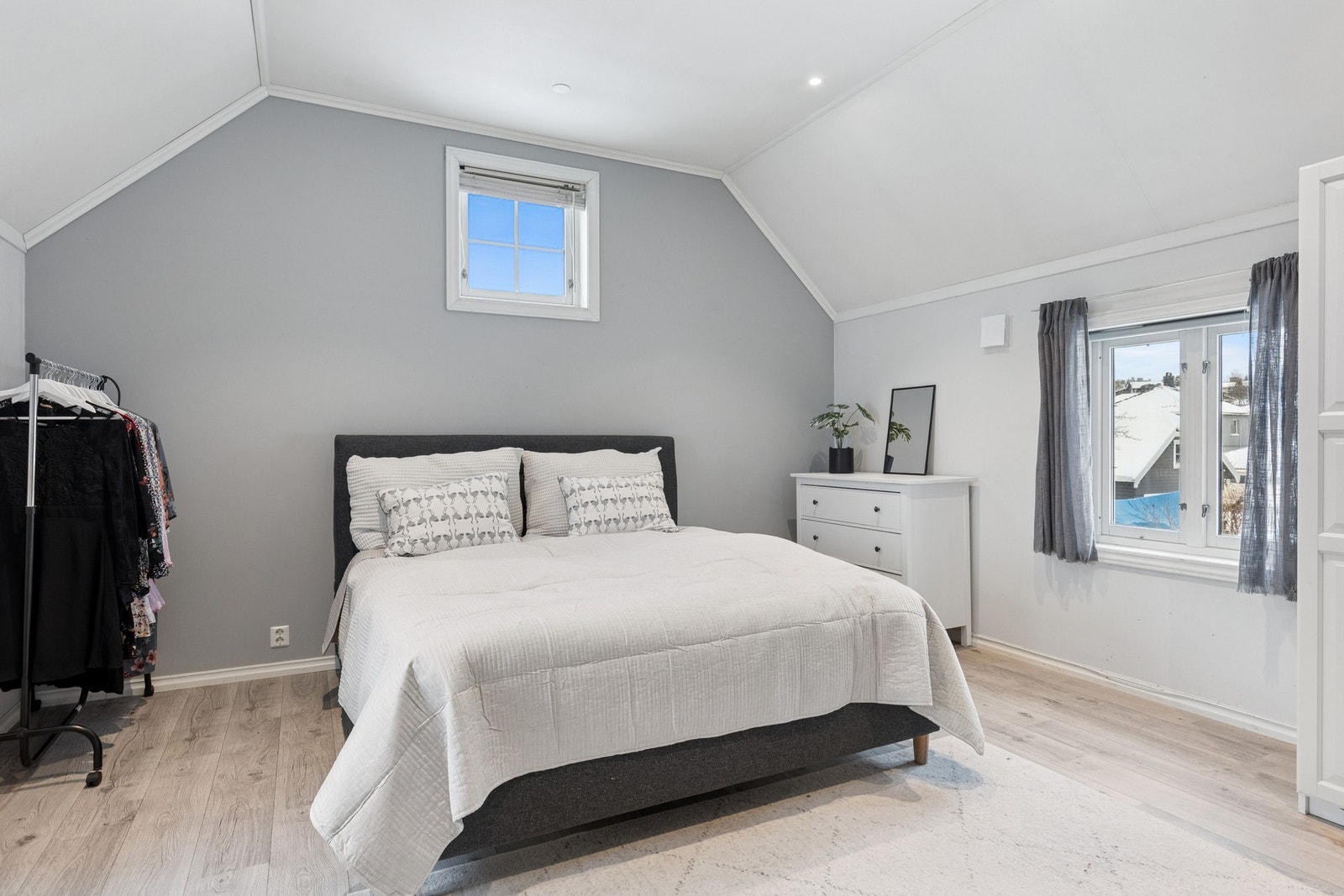 Hovedsoverom. Det er totalt fem soverom i boligen og alle ligger i 2. etasje. Galleribilde