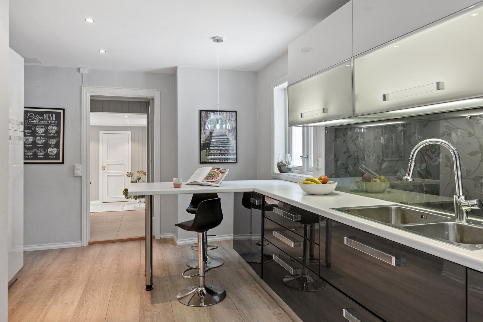 Det er både praktisk og pent med glassplate mellom benkeplate og overskap. Galleribilde