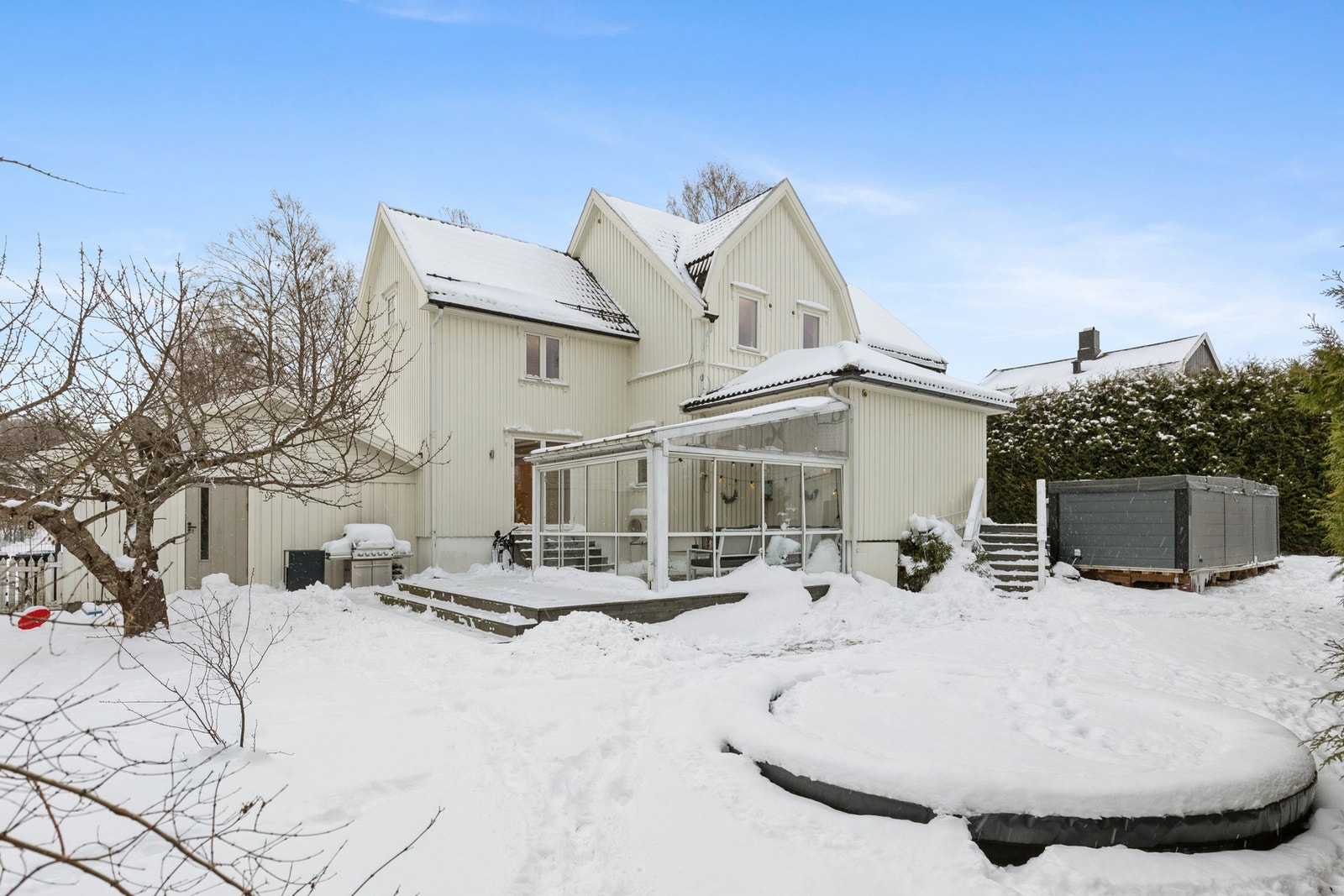 Usjenert og solrik tomt med gode uteplasser - perfekt for lek, avslapning og sosiale sammenkomster. Galleribilde