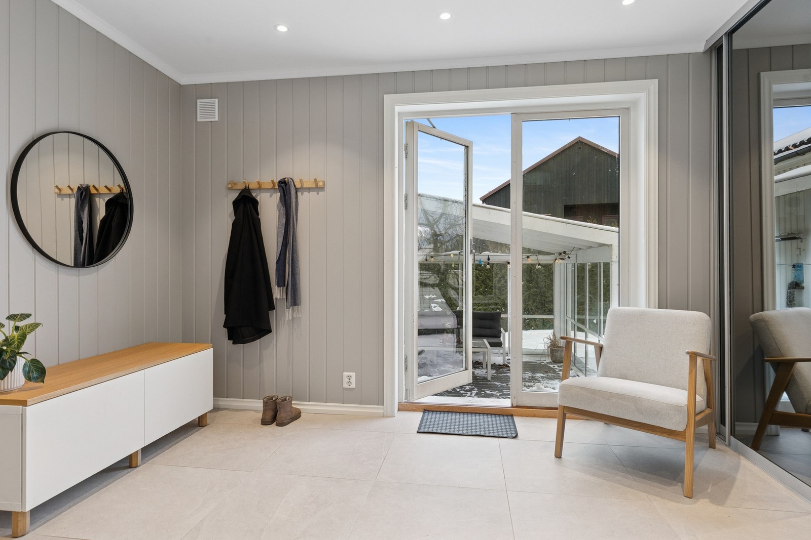 Det er flislagt gulv med varmekabler. Utgang til terrasse og innglasset pergola. Galleribilde