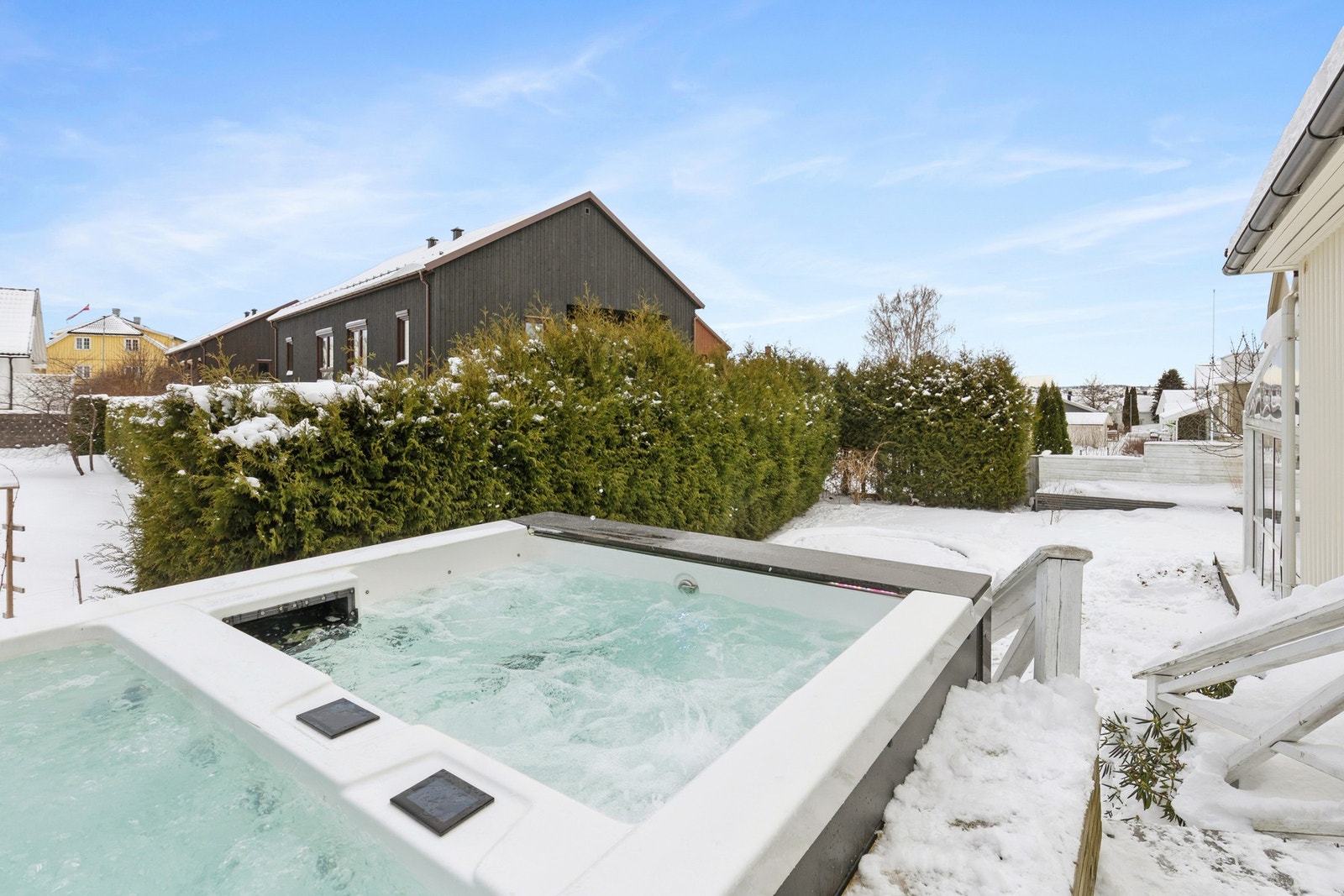 Utenfor stuen og terrassen er det plassert et todelt spa basseng som kan medfølge mot et vederlag. Galleribilde