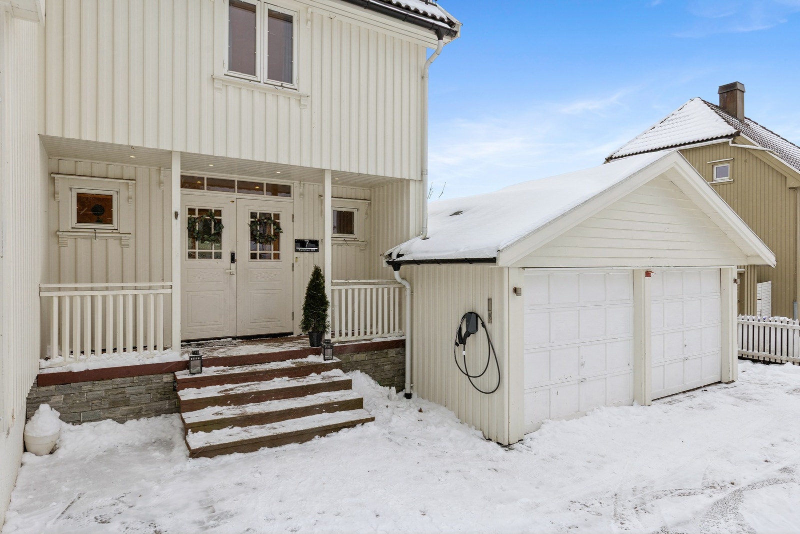 Pent inngangsparti med overbygg, god adkomst og direkte tilknytning til garasje. Galleribilde