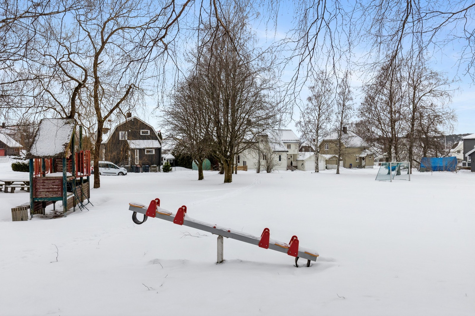 Tvers overfor eiendommen er det en stor kommunal lekeplass med fotballøkke. Galleribilde