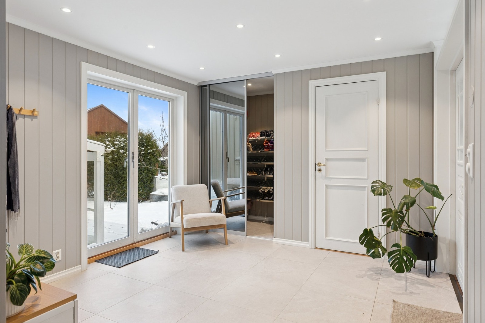 Entréen er tilknyttet både separat toalettrom og garderobe innenfor en skyvedør. Galleribilde