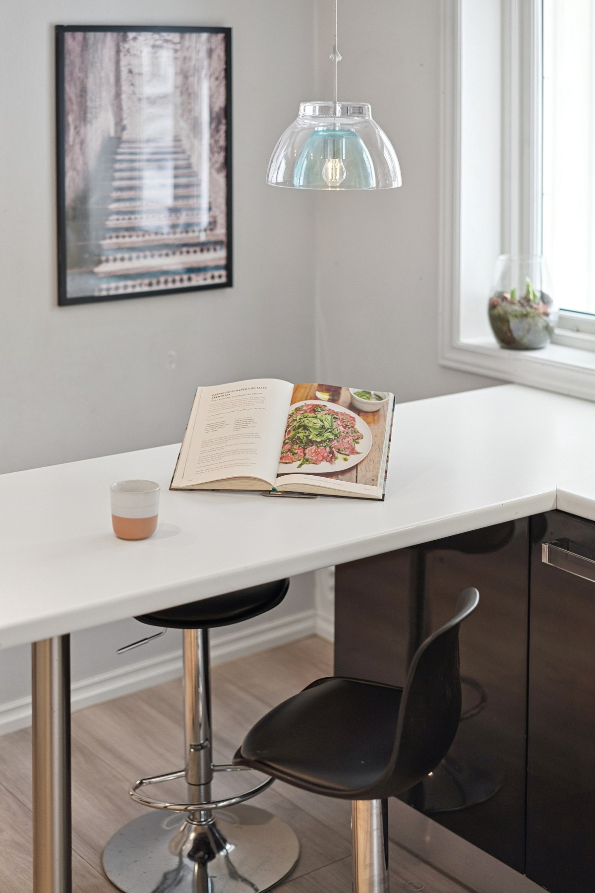 Kjøkkenøyen er praktisk både som frokostplass og som lekseplass. Galleribilde