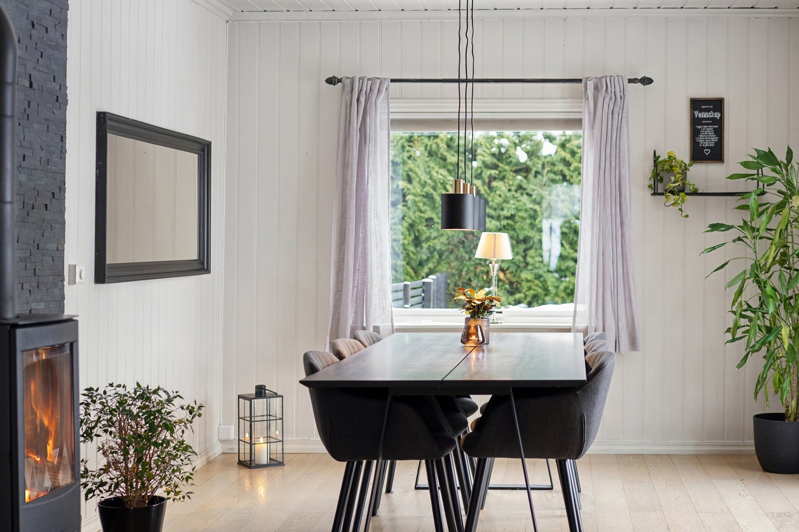 Spisestue med peisovn Galleribilde