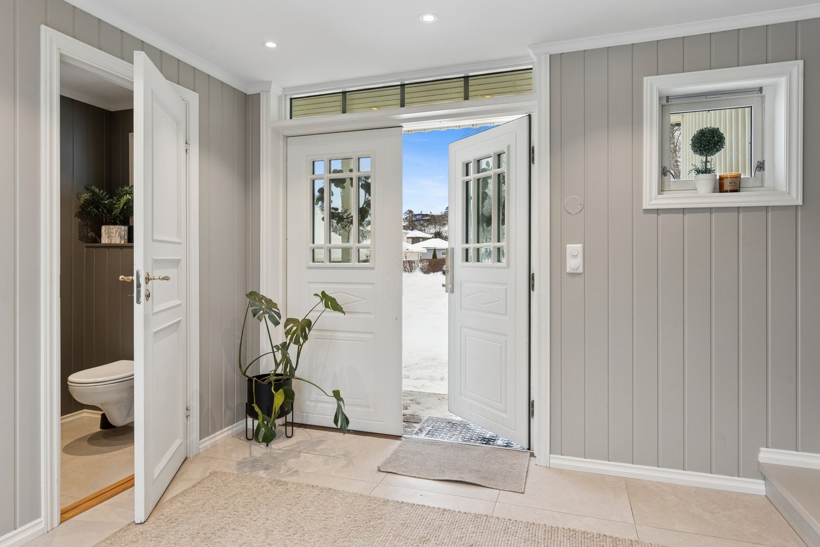 Entré- lekker dobbeltfløyet inngangsdør med kodelås. Galleribilde