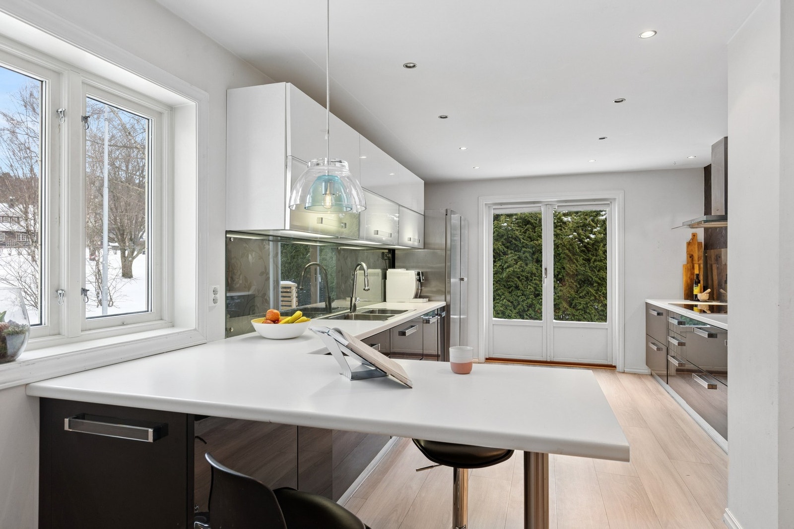 Kjøkkeninnredning i sort og hvit høyglans laminat utførelse fra Italien Design. Galleribilde