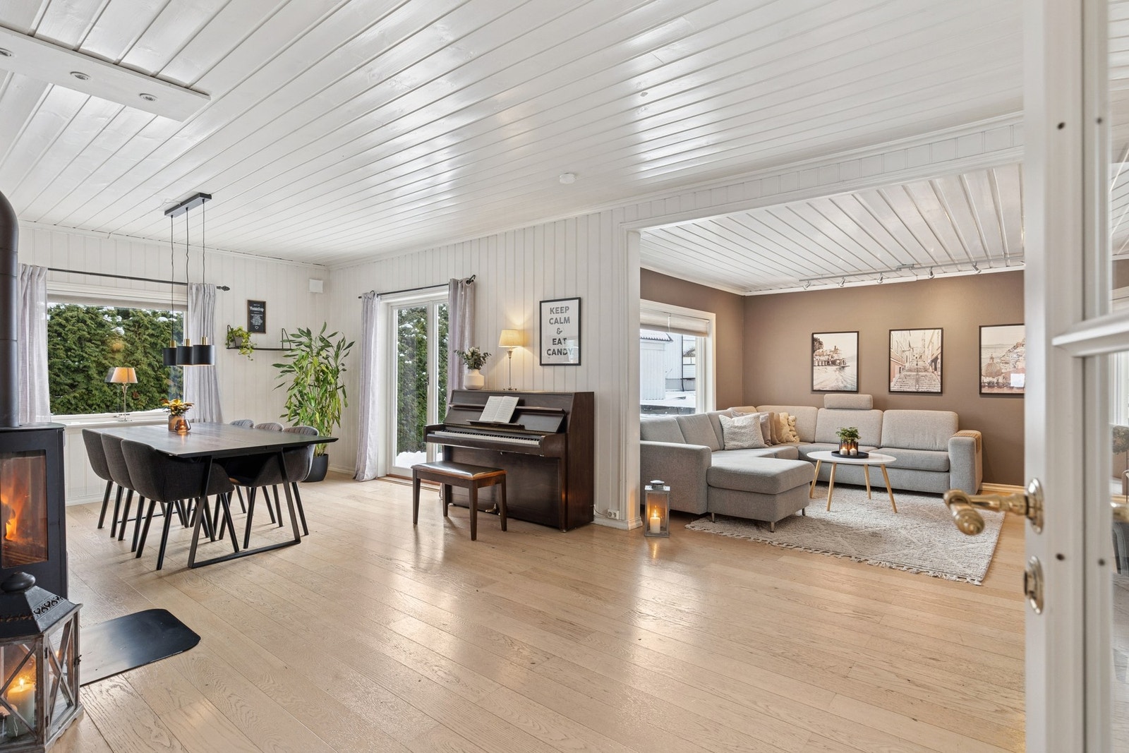 I stuen er det både peisovn og varmepumpe. Det er også utgang til terrasse og hage. Galleribilde